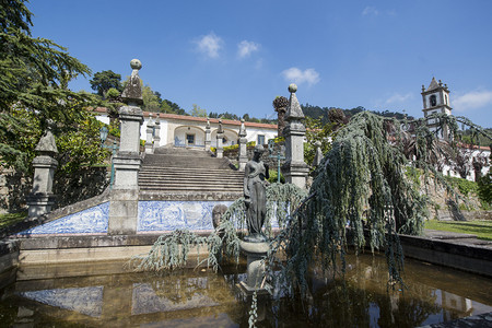 穆斯泰罗多阿彭杜拉达教堂罗河位于欧洲葡萄牙波尔图以东的阿彭杜拉达镇葡萄牙雷瓜2019年4月图片