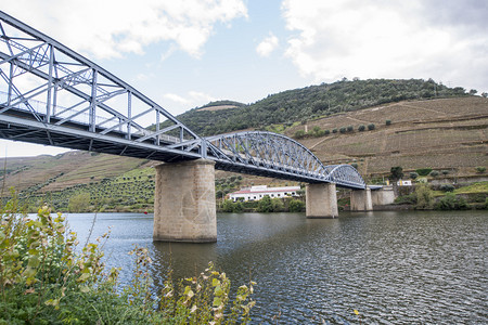 欧洲葡萄牙波尔图以东杜罗河畔平浩镇的一座桥葡萄牙雷加2019年4月欧洲葡萄牙杜罗桥背景图片
