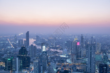 亚洲最南端的泰国曼谷市萨通的摩诃那雄大厦屋顶的天际线泰国曼谷2019年11月图片