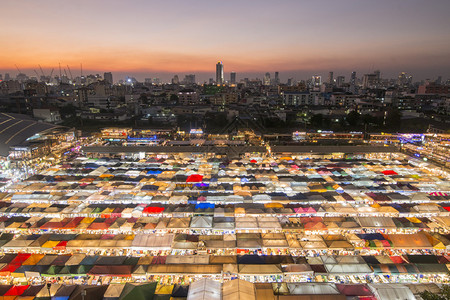 泰国曼谷市拉契达夜市位于亚洲最南端泰国曼谷2019年11月泰国曼谷RATCHADA夜市图片