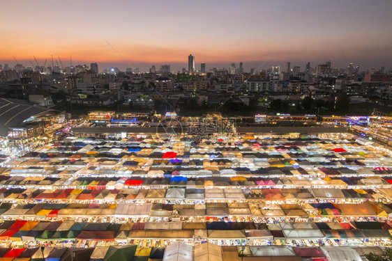 泰国曼谷市拉契达夜市位于亚洲最南端泰国曼谷2019年11月泰国曼谷RATCHADA夜市图片