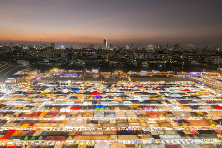 泰国曼谷市拉契达夜市位于亚洲最南端泰国曼谷2019年11月泰国曼谷RATCHADA夜市图片