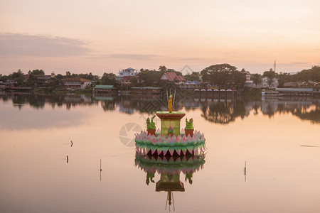 一个传统的Krathong在LoyKrathong节日与景观在平河在晚上在镇KamphaengPhet在KamphaengPhe图片