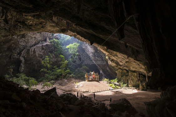 泰国高尔夫球场上的ThamPhrayaNakhon洞穴和KhaoSamRoiYot公园的HatLaemSala的KhuaKhar图片