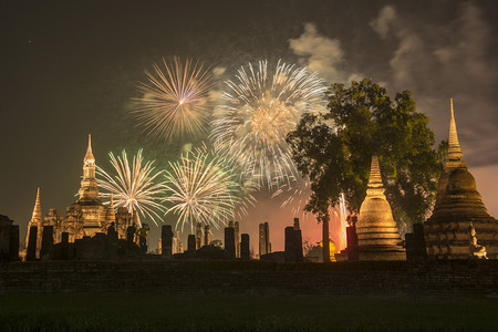 在泰国素可泰省素可泰历史公园的WatMahathat寺庙举行的LoyKrathong节上燃放烟花泰国素可泰2019年11月亚洲泰图片