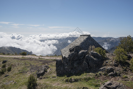 葡萄牙马德拉岛中公园地貌和山峰上的一座石屋2018年4月葡萄牙马德拉图片