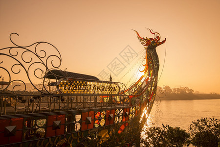 北泰国清莱市面金三角索普鲁阿克市湄公河大佛龙船庙泰国2019年月清肖恩图片