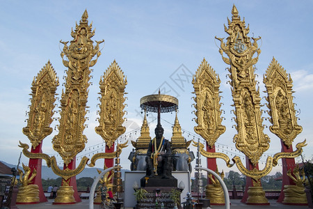 泰国北清莱市面金三角的索普鲁阿克镇湄公河大象神庙图片