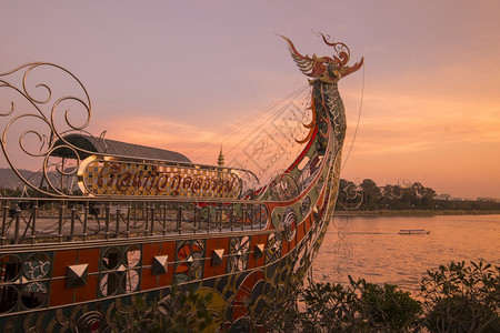 北泰国清莱市面金三角索普鲁阿克市湄公河大佛龙船庙泰国2019年月清肖恩图片