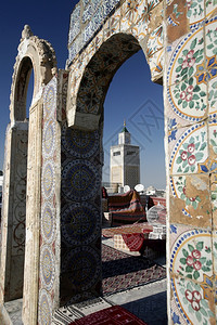 a在突尼斯北部北部古城梅迪纳的EzZitouna或AlZaytuna清真寺前面的地毯商店和生产突尼斯SidiBouSair209图片