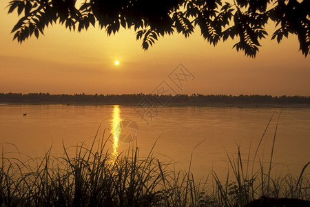 在柬埔寨中部的磅湛村日落时的湄公河景观柬埔寨磅湛2001年2月柬埔寨磅湛湄公河图片