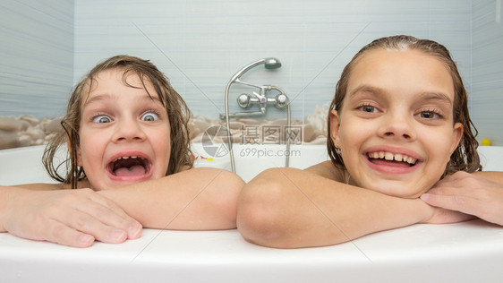 两个姐妹在洗澡时做个笑脸图片