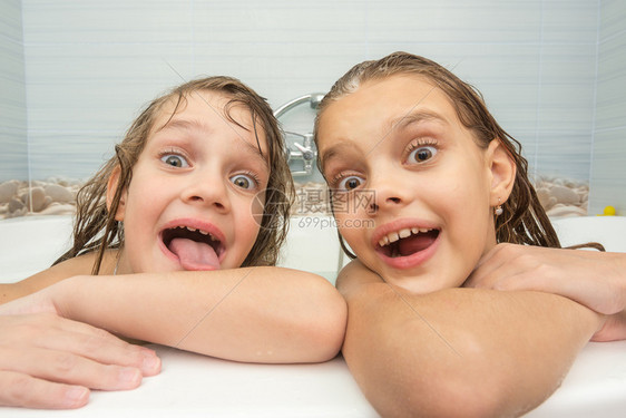 两个有趣的女孩在洗澡时图片