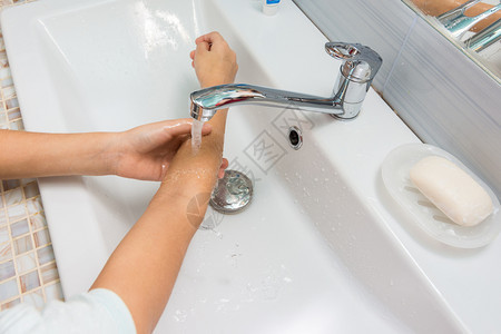 孩子洗手到间水槽的肘部图片