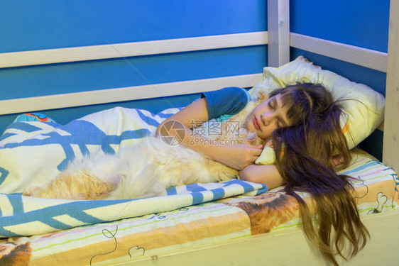 女孩跟一只毛猫睡着图片