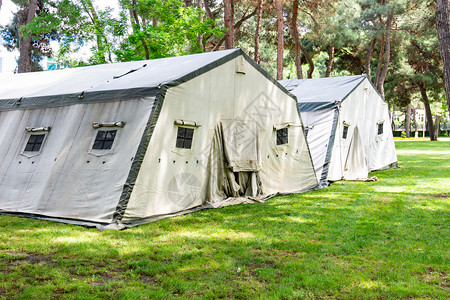 紧急情况部在森林种植园草坪上铺设的大帐篷图片
