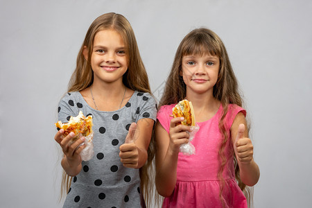 两个女孩吃面包和表演班图片