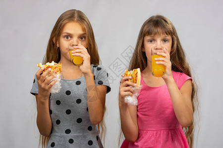 两个女孩写着干肉汁图片