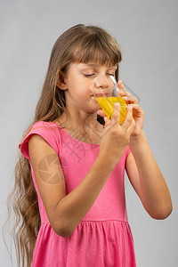 女孩喝杯子橙汁图片