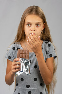 小姑娘有巧克力牙齿图片
