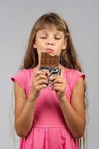 八岁女孩喜欢吃巧克力吧图片