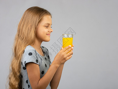 女孩手里握着一杯果汁用两只手脸谱视图图片