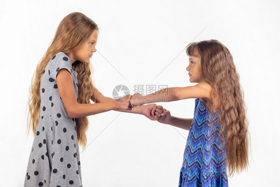 两个女孩打架互相握拳头图片