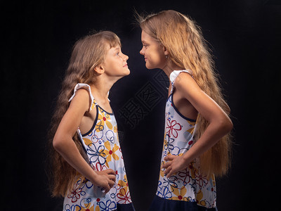 两个女孩站在对面双手放两边看着对方图片