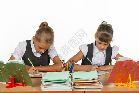 在笔记本上写两个女孩的课文背景图片