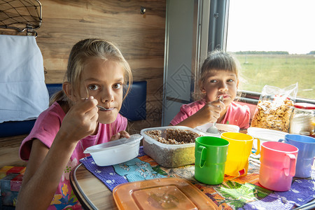 两个女孩在火车上吃饭图片