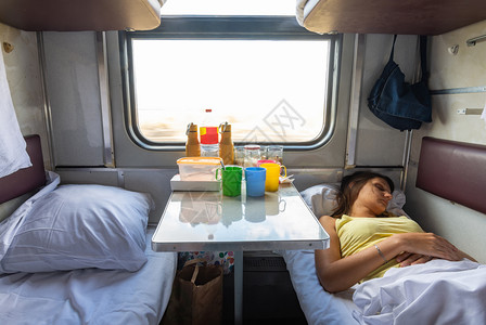 国内保留座位火车女孩睡在下架图片