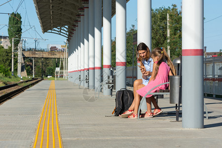 妈和女儿在火车站的空平台上等火车图片