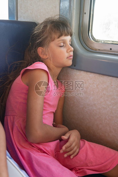 累了的女孩在电车上睡着了图片