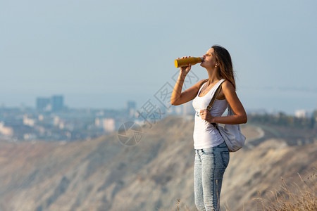 站在山地和城市风景的背下图片