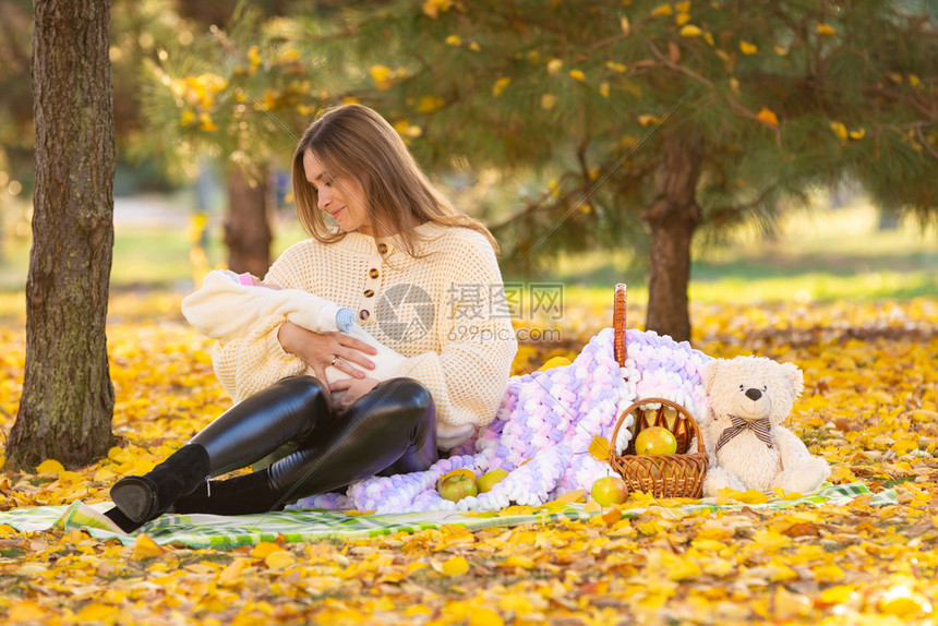秋天在市公园野餐时妈和宝图片