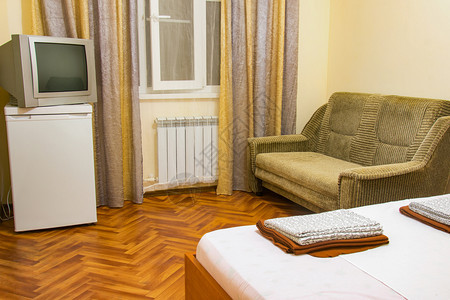 一个小旅馆房间的室内图片