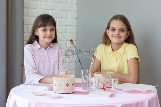 儿童坐在桌边为复活节的庆祝动做准备图片