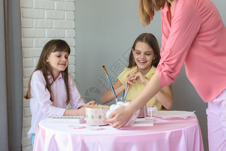 妈妈带了一大盘鸡蛋给女孩们绘画图片