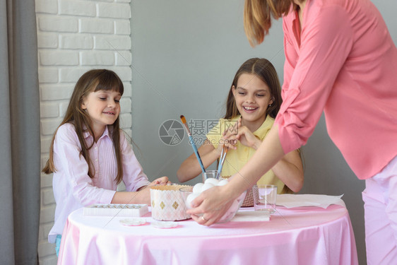 妈妈带了一大盘鸡蛋给女孩们绘画图片