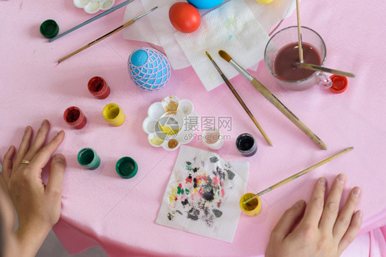 染料和画笔装饰鸡蛋图片