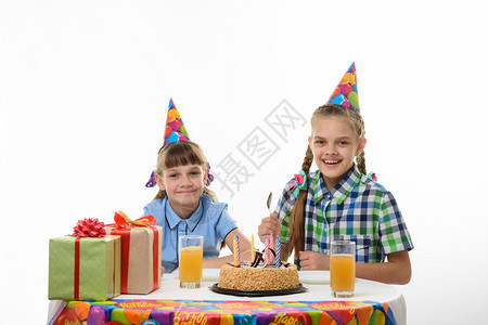 两个女孩在节庆桌上准备吃蛋糕图片