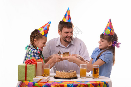 爸和两个女儿为第一节日蛋糕而争吵图片