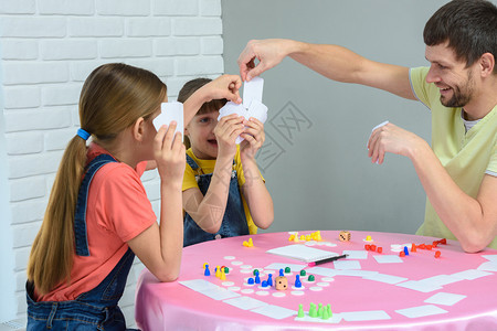 在和女儿玩的棋盘游戏中爸绘制想要的牌图片