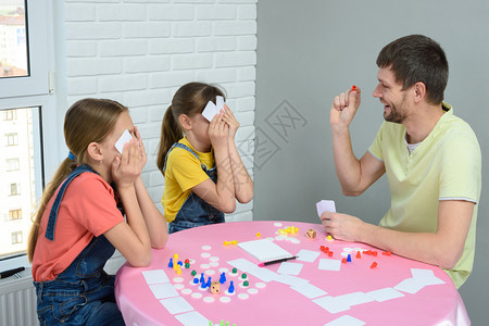 家庭游戏爸和女儿在家玩桌游戏背景