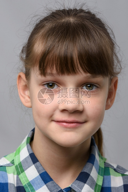 一个十岁快乐的欧洲女孩肖像图片