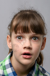 一个十岁女孩的肖像眼神大张嘴欧洲外表近视图片