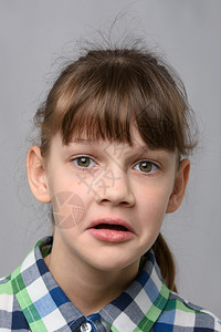 一个迷惑不解的十岁欧洲女孩肖像图片