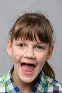 一个快乐的十岁女孩肖像张大嘴欧洲外表特写图片