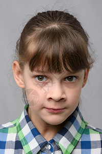 一个十岁神经紧张的欧洲女孩肖像图片
