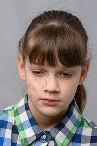 一个十岁悲哀的欧洲女孩肖像图片